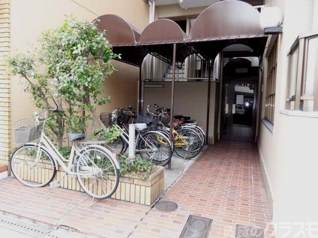 建物外観　閑静な住宅街に位置し、落ち着いた佇まいです☆