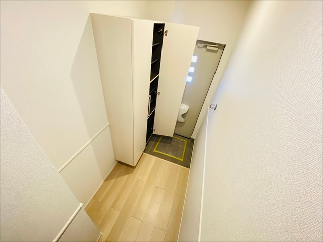 玄関　同一建物内２０２号室内装写真転載