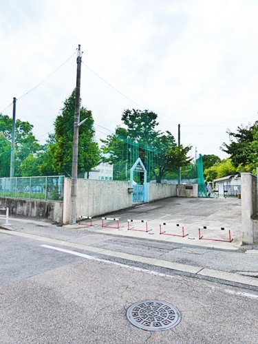 小学校　名古屋市立本郷小学校（小学校）まで241m