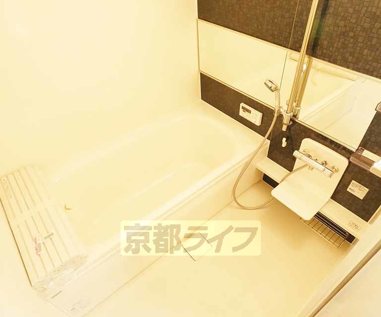 バス・シャワールーム　浴室乾燥機付きです。