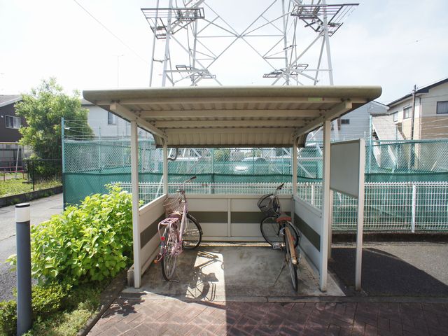 その他共有部分　屋根付きの駐輪場があります♪