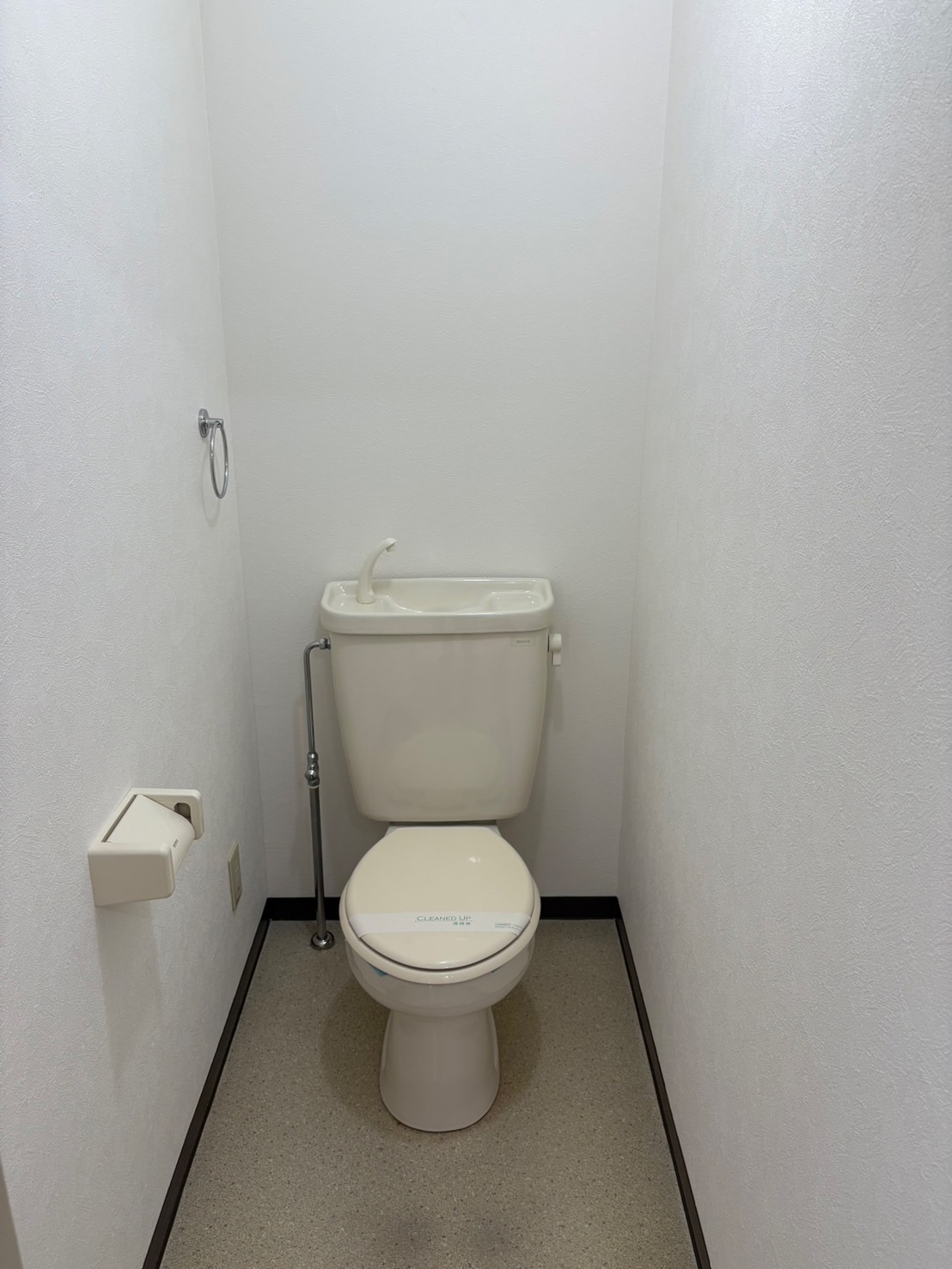 トイレ　※別部屋の参考写真になります。