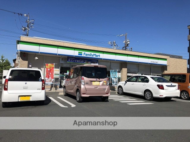 コンビニ　ファミリーマート（コンビニ）まで300m