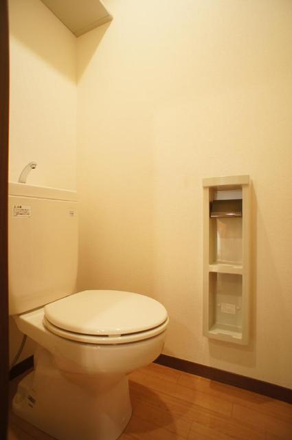 トイレ　トイレ内に棚を設置してありますトイレ内で必要な物はトイレ内に