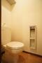 トイレ　トイレ内に棚を設置してありますトイレ内で必要な物はトイレ内に