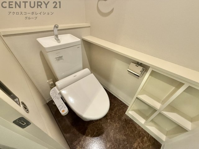 トイレ　温水洗浄便座付きのトイレです♪
