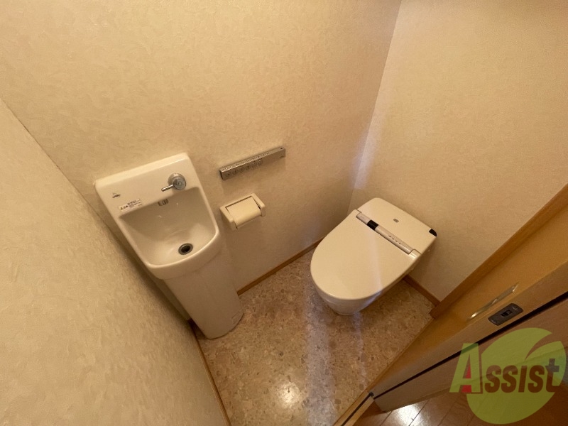 トイレ　温水洗浄便座付きのトイレは、使用しやすくうれしいですね。