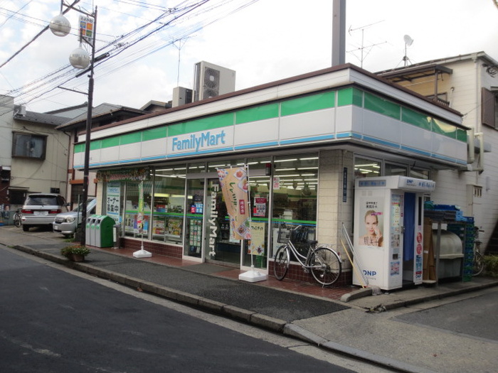 コンビニ　ファミリーマート（コンビニ）まで130m