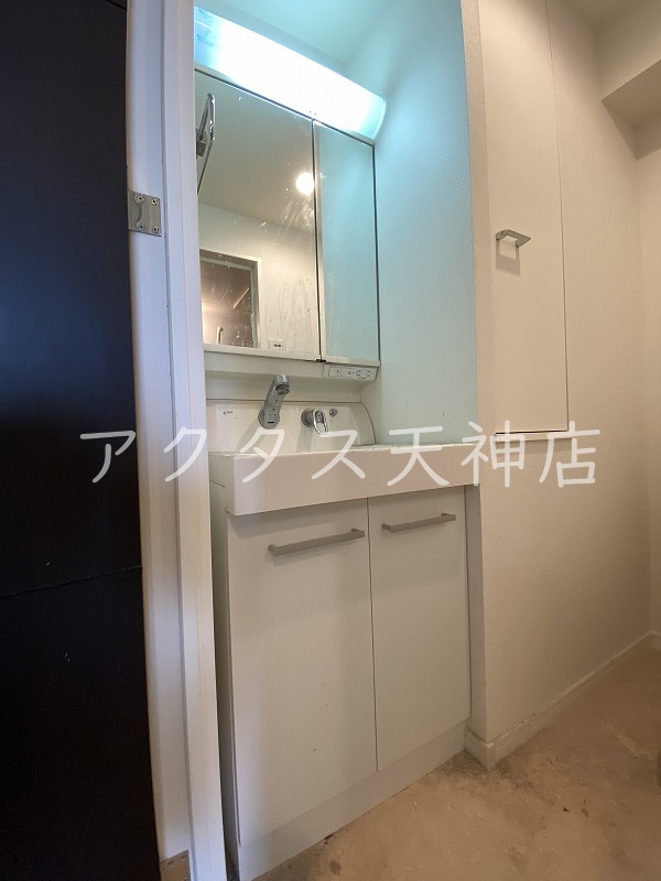 洗面設備　2面鏡の収納洗面化粧台です。