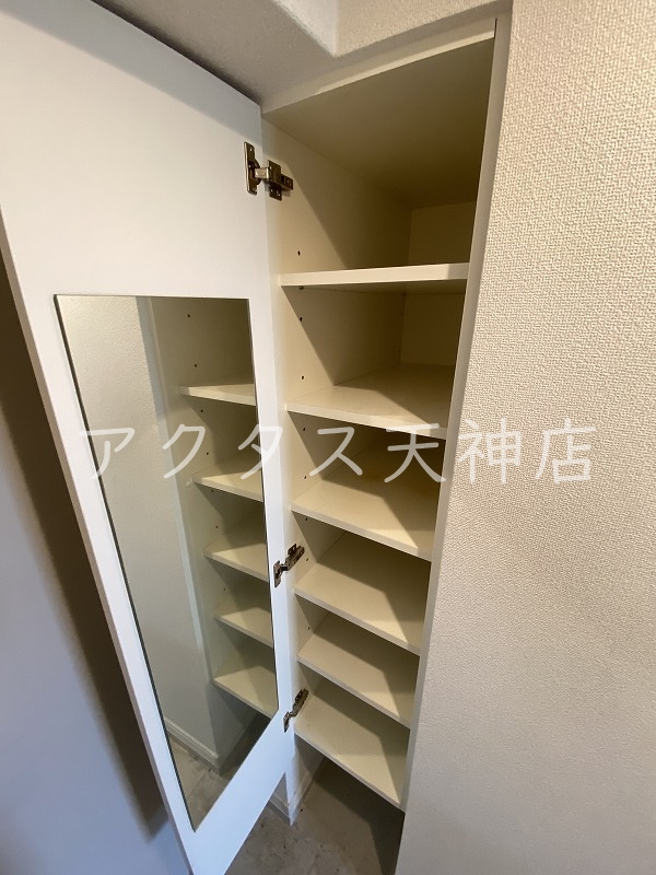 玄関　シューズボックスには、姿鏡付です。