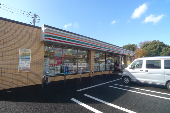 コンビニ　セブンイレブン（コンビニ）まで680m