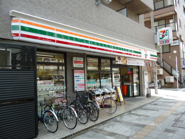 コンビニ　セブンイレブン港区芝2丁目店（コンビニ）まで155m