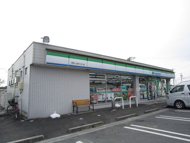 コンビニ　ファミリーマート（コンビニ）まで190m