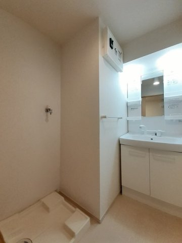 洗面設備　ゆったりとスペースのある洗面所