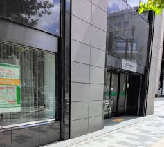 銀行　りそな銀行 新宿支店(店頭サービス)（銀行）まで292m