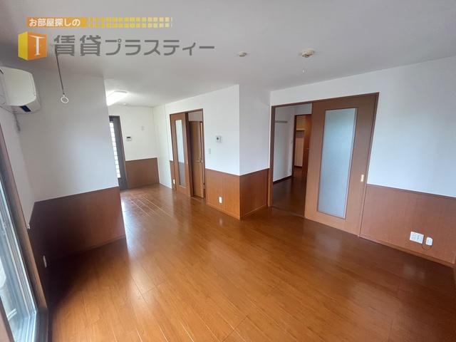 居室・リビング　木目をあしらったおしゃれな室内空間。