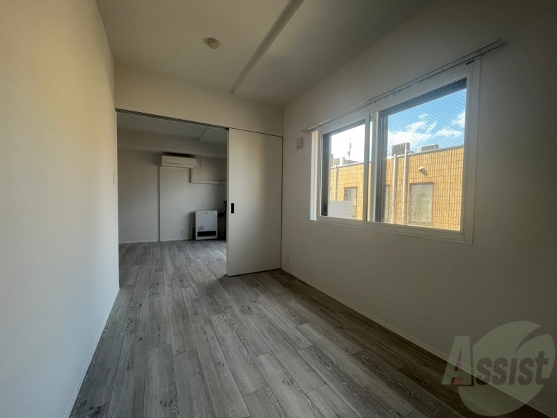 その他部屋・スペース　寝室はこちらです。光が差し込む、温かみのあるお部屋です。