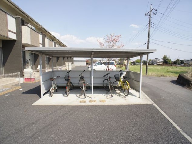 その他共有部分　屋根付きの駐輪場があります♪
