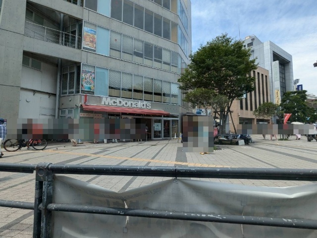 飲食店　マクドナルド逗子駅前店（飲食店）まで933m
