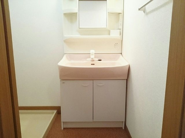 洗面設備　明るい洗面所です