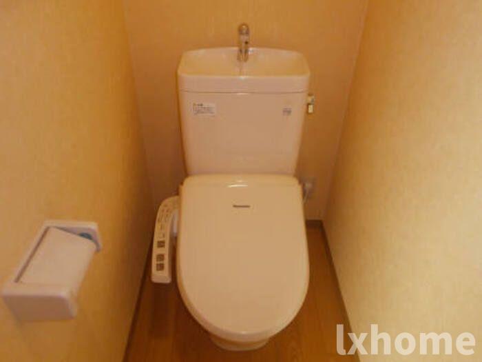 トイレ　落ち着いた色調のトイレです