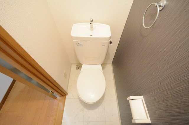 トイレ　温水洗浄便座付きのトイレです♪