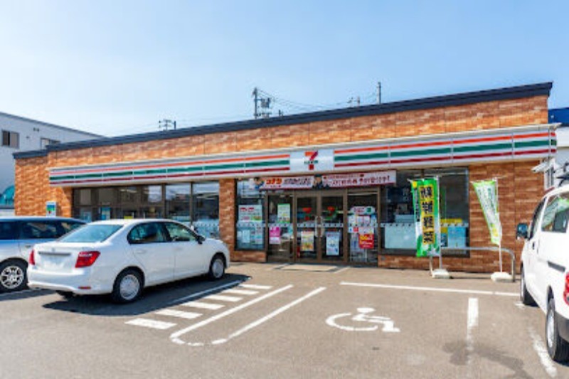 コンビニ　セブンイレブン札幌八軒8条店（コンビニ）まで576m