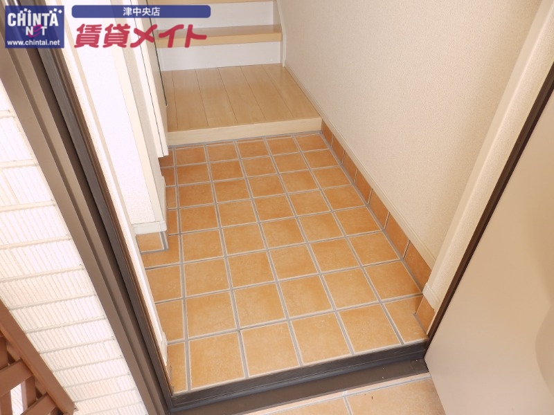 玄関　同タイプ部屋写真です。