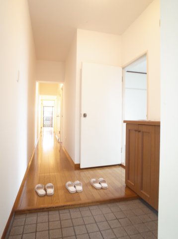 玄関　玄関からお部屋が丸見えにならない造りもステキ