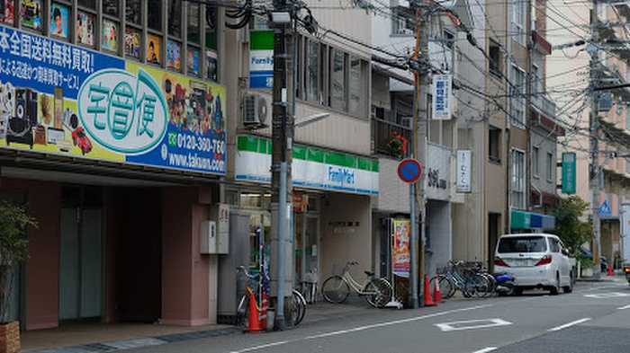 コンビニ　ファミリーマート（コンビニ）まで20m
