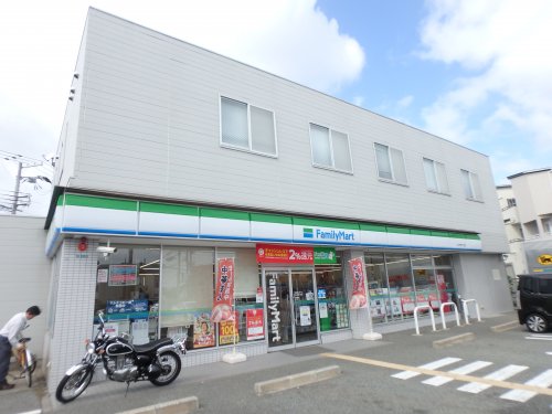 コンビニ　ファミリーマート　上大市四丁目店（コンビニ）まで179m