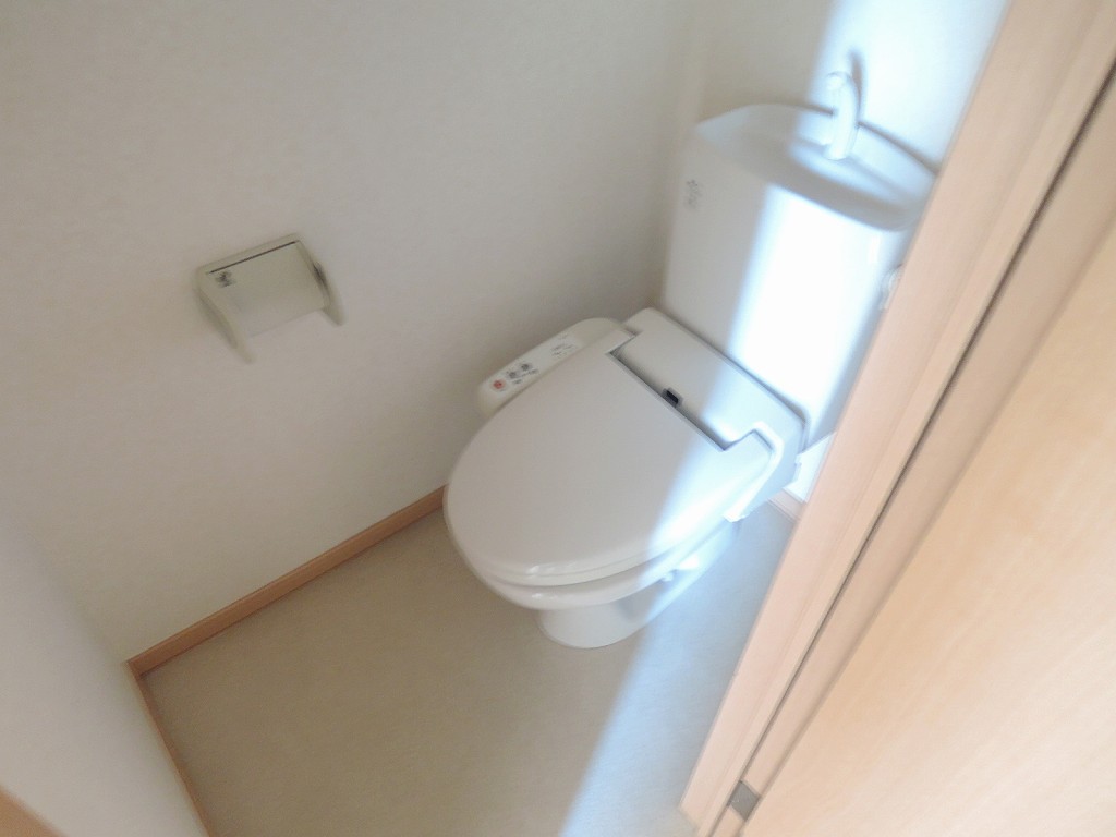 トイレ　嬉しいウォシュレット付き。
