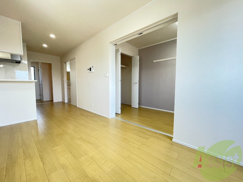 居室・リビング　白を基調とした綺麗なお部屋ですね。日当たりも良好です