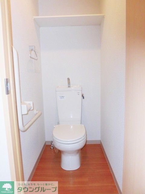 トイレ　きれいな棚付きのトイレ