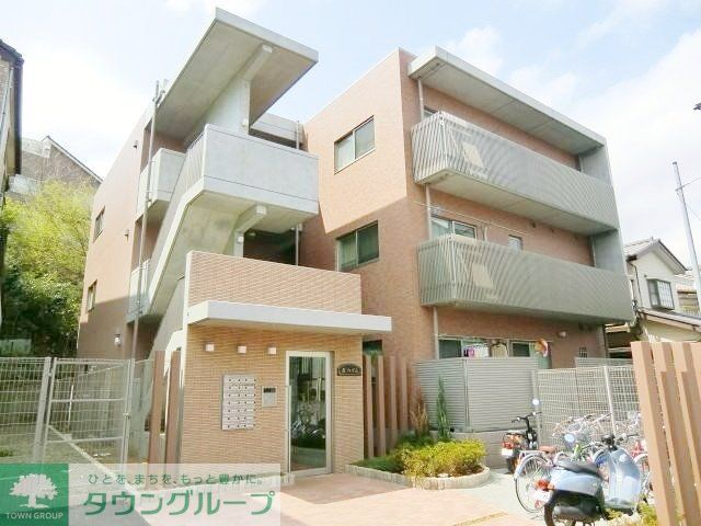 建物外観　明るいタイル貼りのマンションです