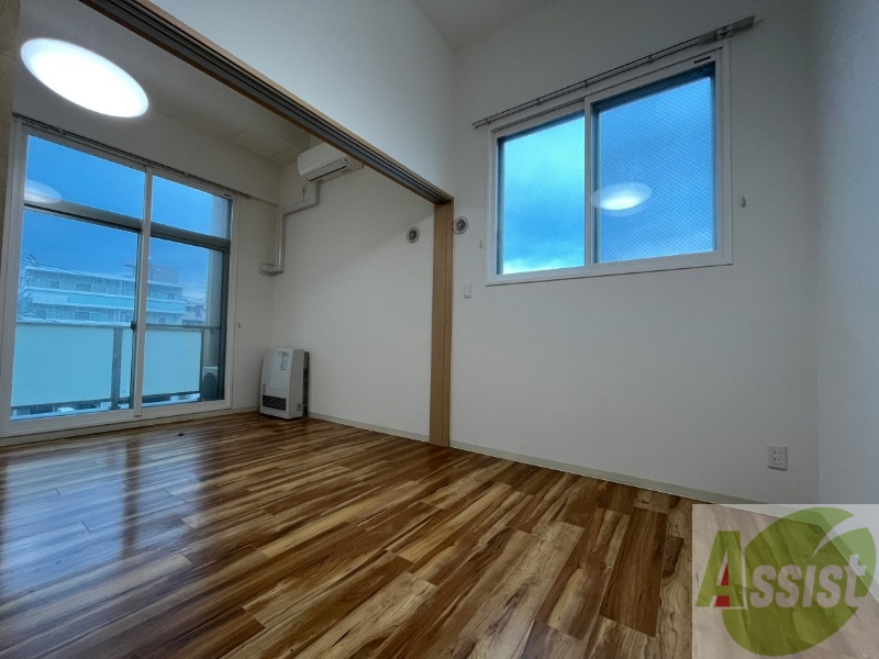 その他部屋・スペース　寝室はこちらです。光が差し込む、温かみのあるお部屋です。