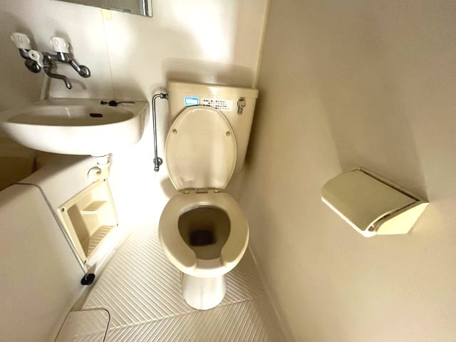 トイレ　イメージとして同マンション他部屋を表示しています