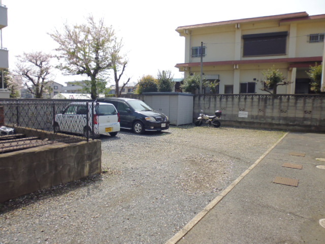 駐車場　建物玄関側が駐車場です！（要空き確認）