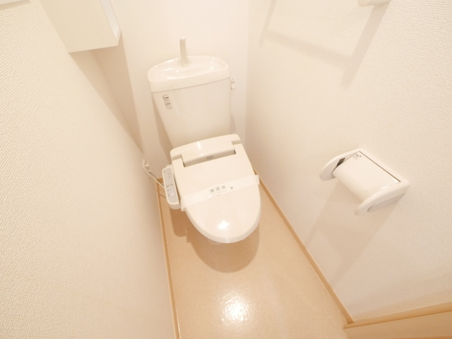 トイレ　★嬉しい温水洗浄便座付のトイレです★
