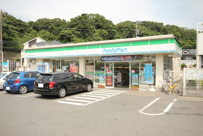コンビニ　ファミリーマート 鍛冶ヶ谷二丁目店（コンビニ）まで200m