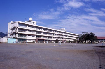 小学校　秦野市立南小学校（小学校）まで843m