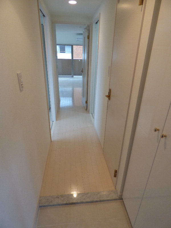玄関　※角部屋の写真になります。