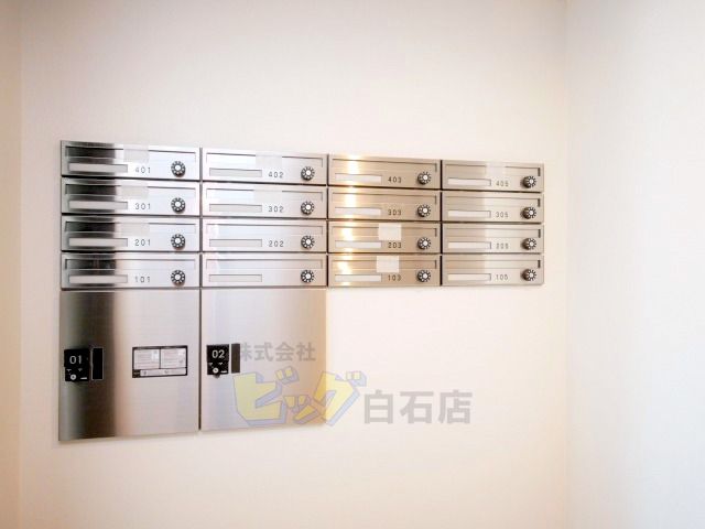 エントランス　留守中も荷物が受け取れて便利な宅配ＢＯＸ完備しています♪