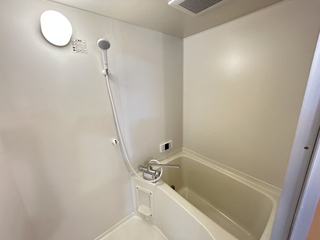 バス・シャワールーム　コンパクトで使いやすいお風呂です