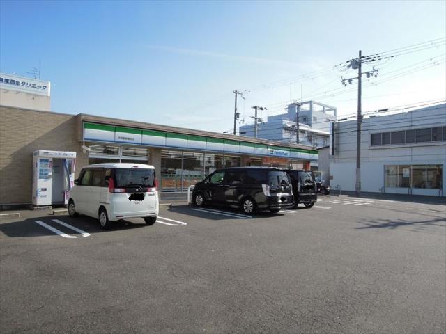 コンビニ　ファミリーマート（コンビニ）まで695m
