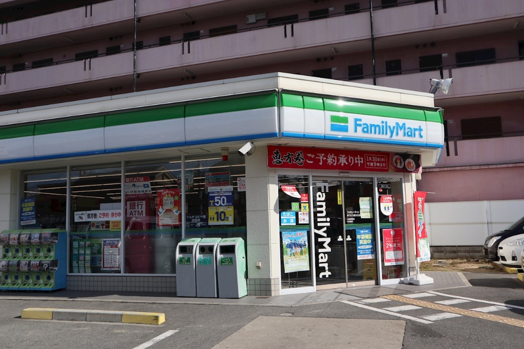 コンビニ　ファミリーマート MYS八尾木北店（コンビニ）まで412m