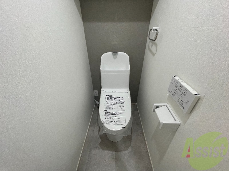 トイレ　白を基調とした温水洗便座付きのトイレとなっております。