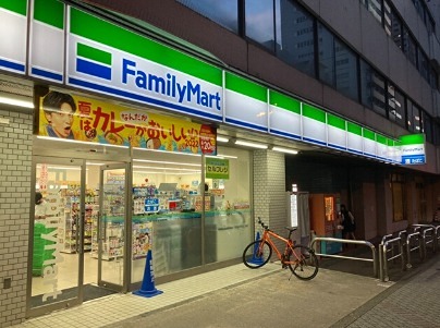 コンビニ　ファミリーマート 西池袋店（コンビニ）まで137m