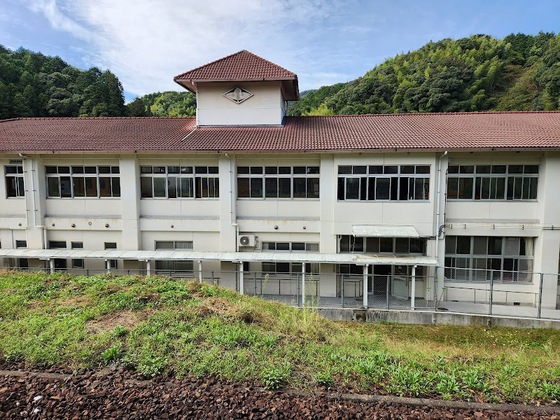 小学校　岩国市立御庄小学校（小学校）まで670m