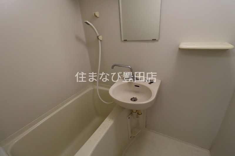 バス・シャワールーム　清掃中